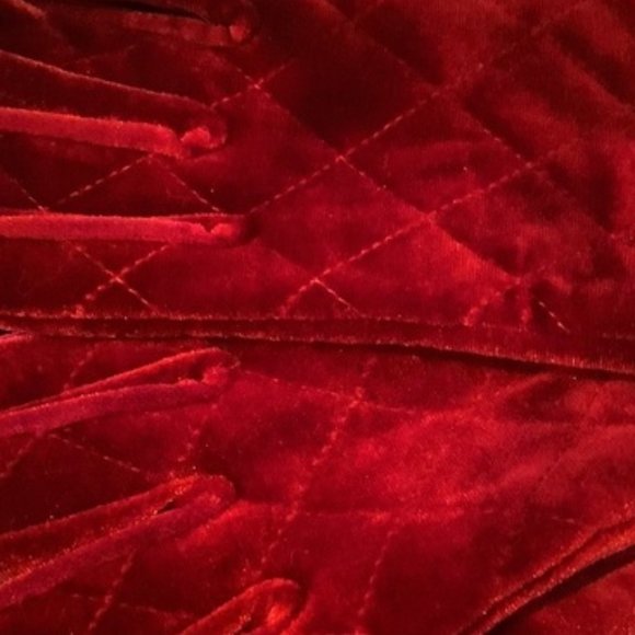 🌹 NWOT Gorgeous Scarlet Red Velvet Diamond Quilted Thermal Gloves - One Size - Picture 3 of 6